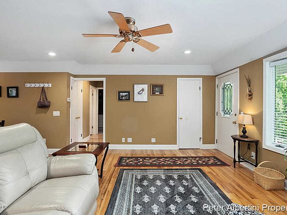 4th image of 4809 Wakefield Ave NE