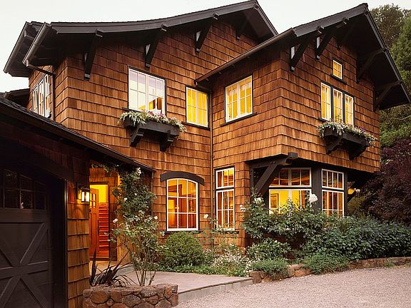 Entry way w 8 parking spots