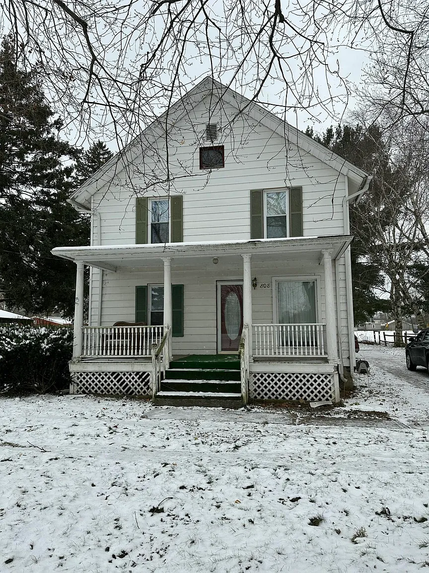 808 Millard St photo 1