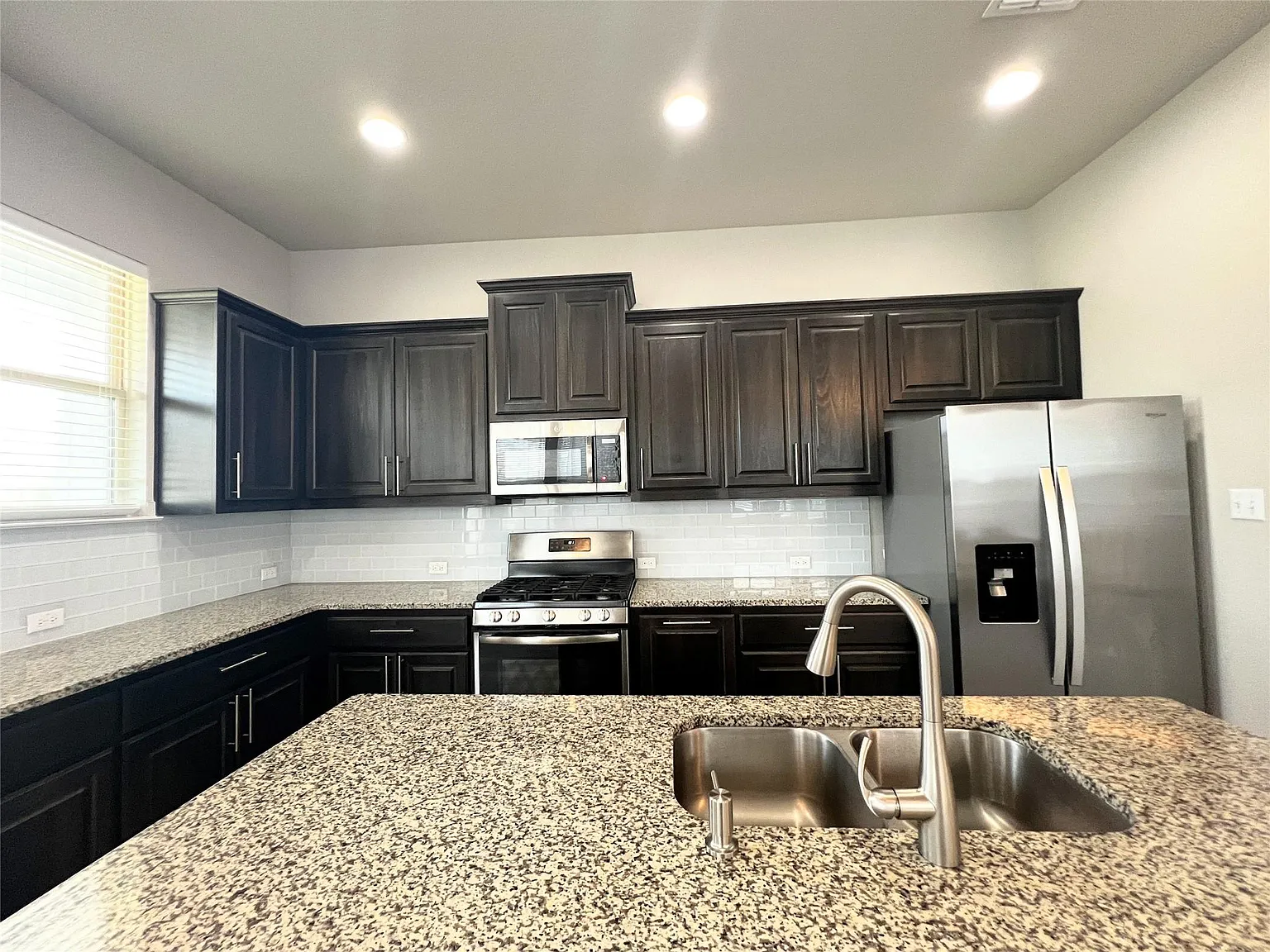 3 bed, 2.5 bath, 1943 sqft, $2,100 — Photo 4