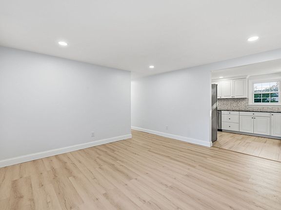 3rd image of 4 Lawrence Rd