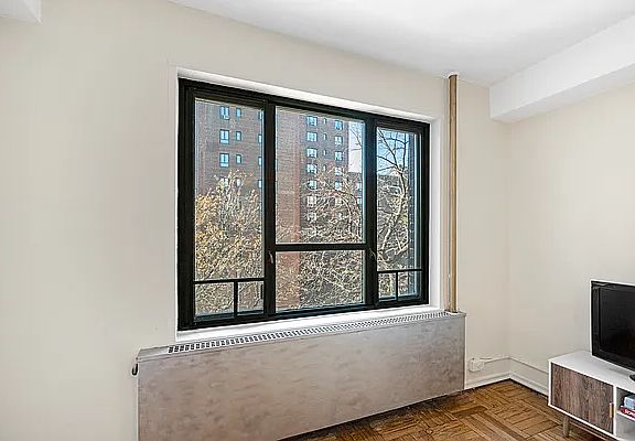5th image of 1718 Purdy St APT 4C