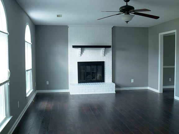 2nd image of 910 Lamont Ln
