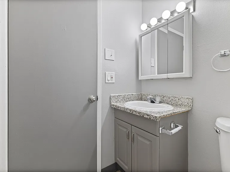 Executive East — Photo 14