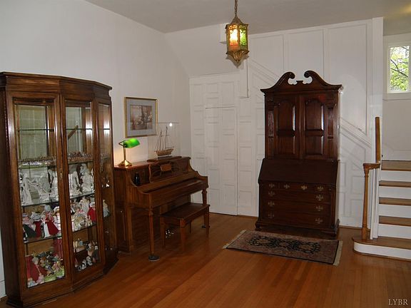 4th image of 811 Oak St