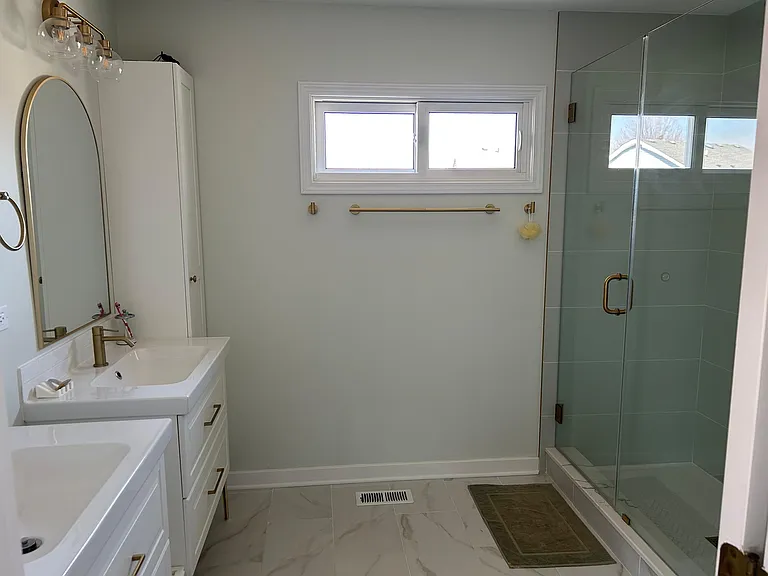 Ensuite bathroom (master)