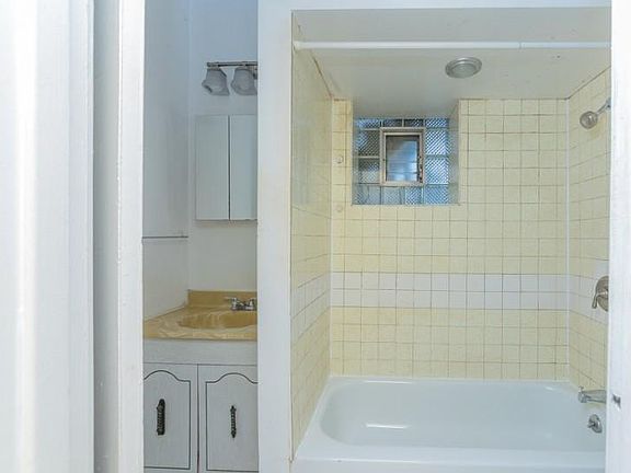 4th image of 1948 W Berteau Ave #1715