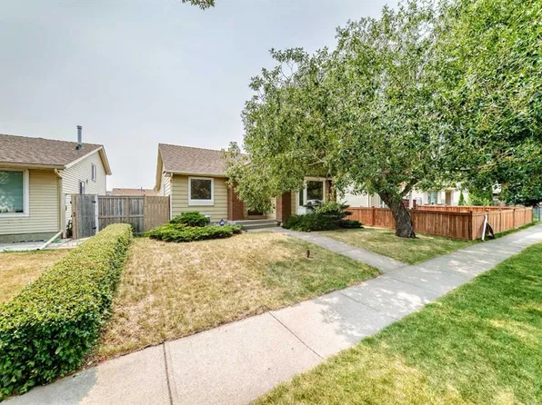 128 N Erin Woods Dr SE, Calgary, AB T2B 2S1