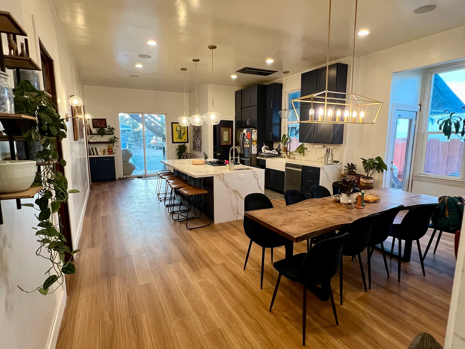 5 bed, 4386 sqft, $1,100 — Photo 1