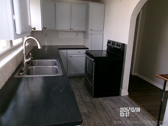 5th image of 312 W 10th St