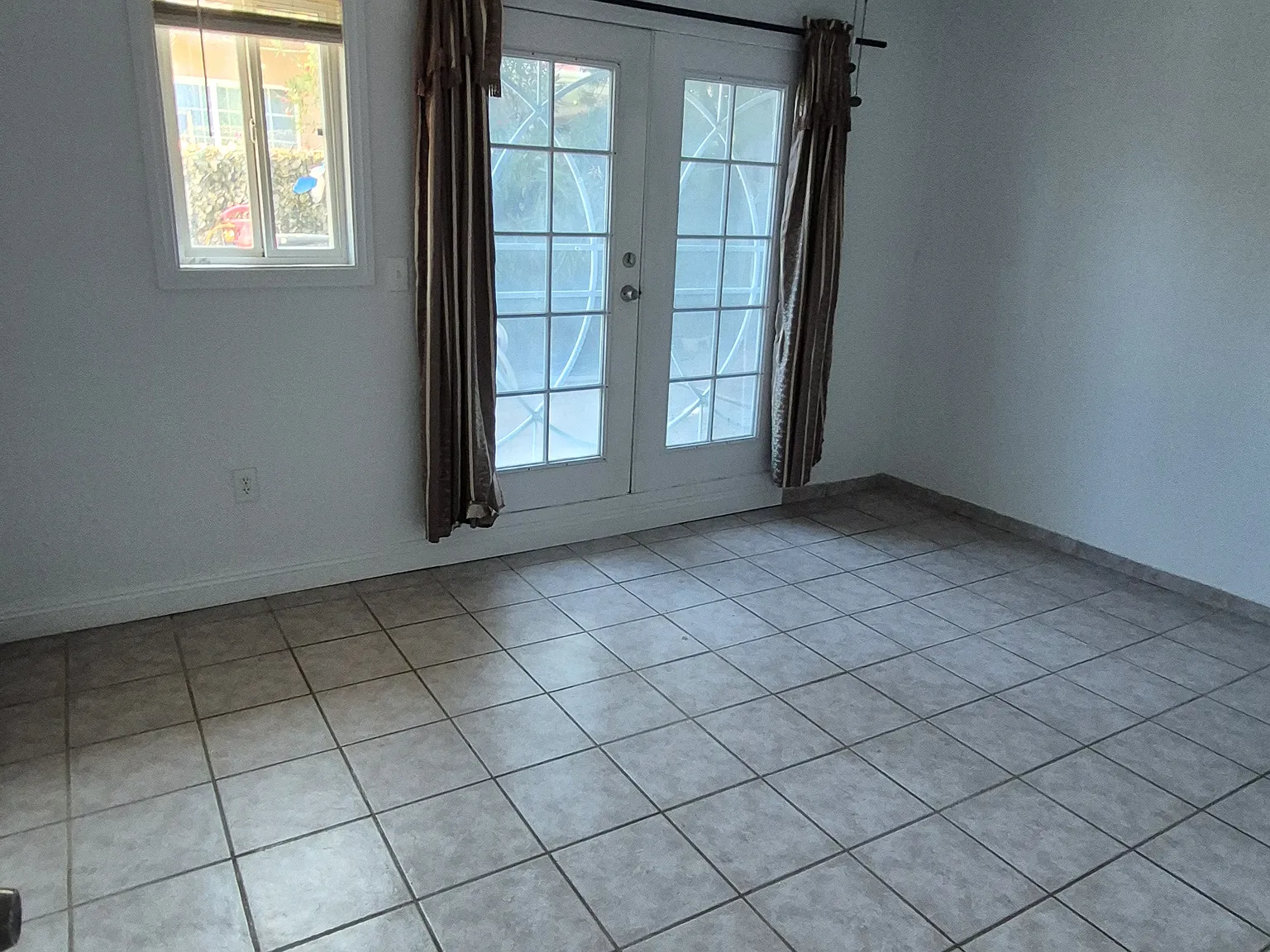 3 bed, 1300 sqft, $3,000 — Photo 2