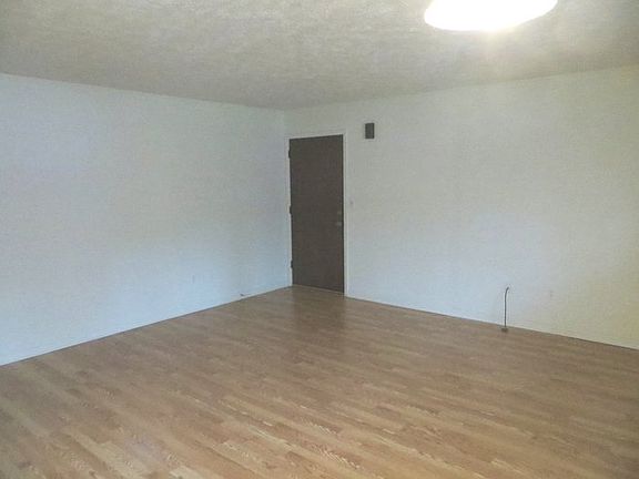 4th image of 137 Village Ct