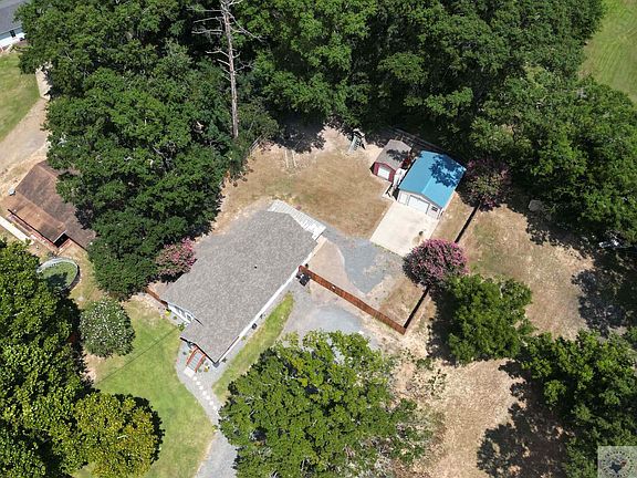 5th image of 104 N Boggie St