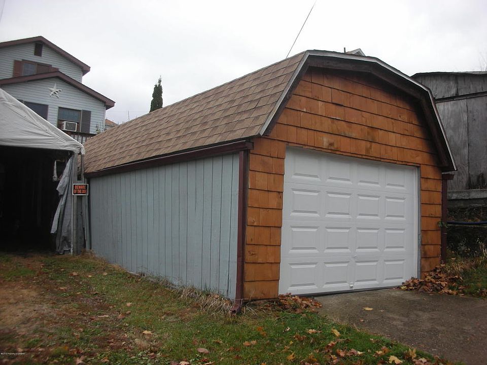 2nd image of 609 Cedar St