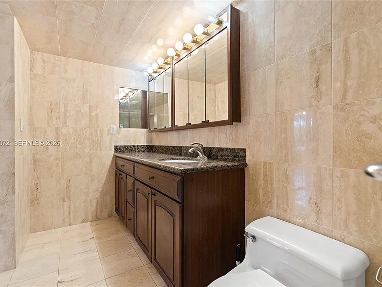 3600 Mystic Pointe Dr #310 — Photo 15