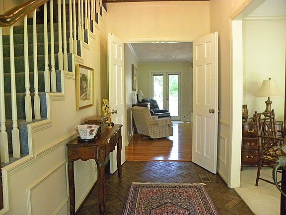 Foyer w/hardwood floors