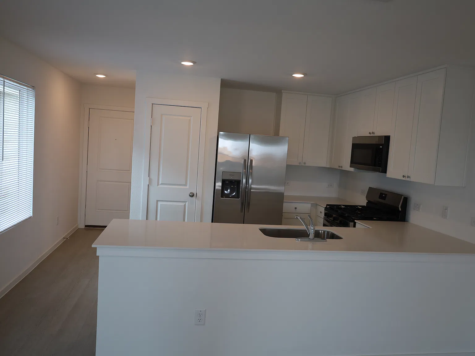 4 bed, 2.5 bath, 1692 sqft, $1,975 — Photo 4