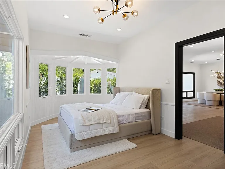 6016 N Woodlake Ave — Photo 19