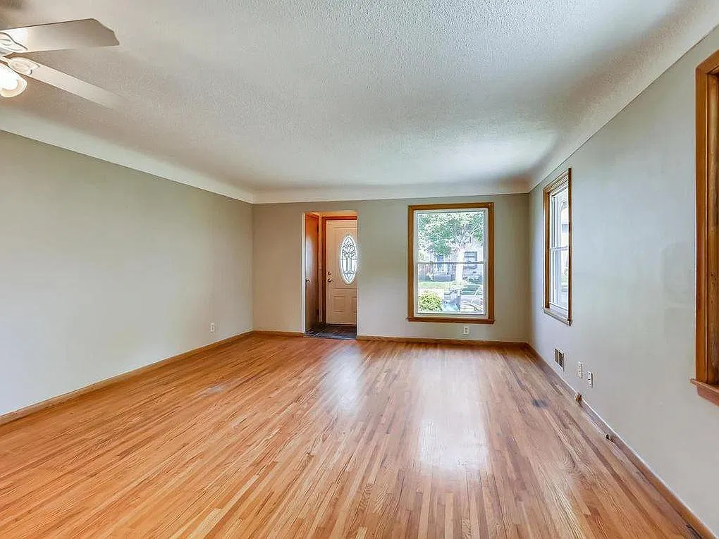 4 bed, 2300 sqft, $3,200 — Photo 3