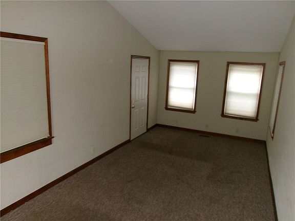 3rd image of 20 Elm Hill Dr