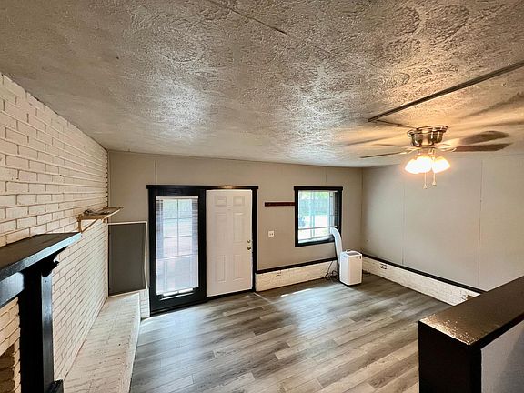 4th image of 622 Fitzsimmons St #B