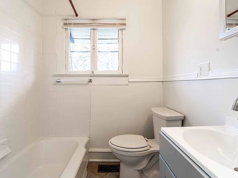 695 Queen St SW #4 — Photo 15