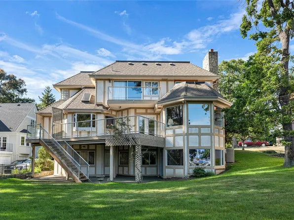 2717 Somass Dr, Oak Bay, BC V8R 1R7