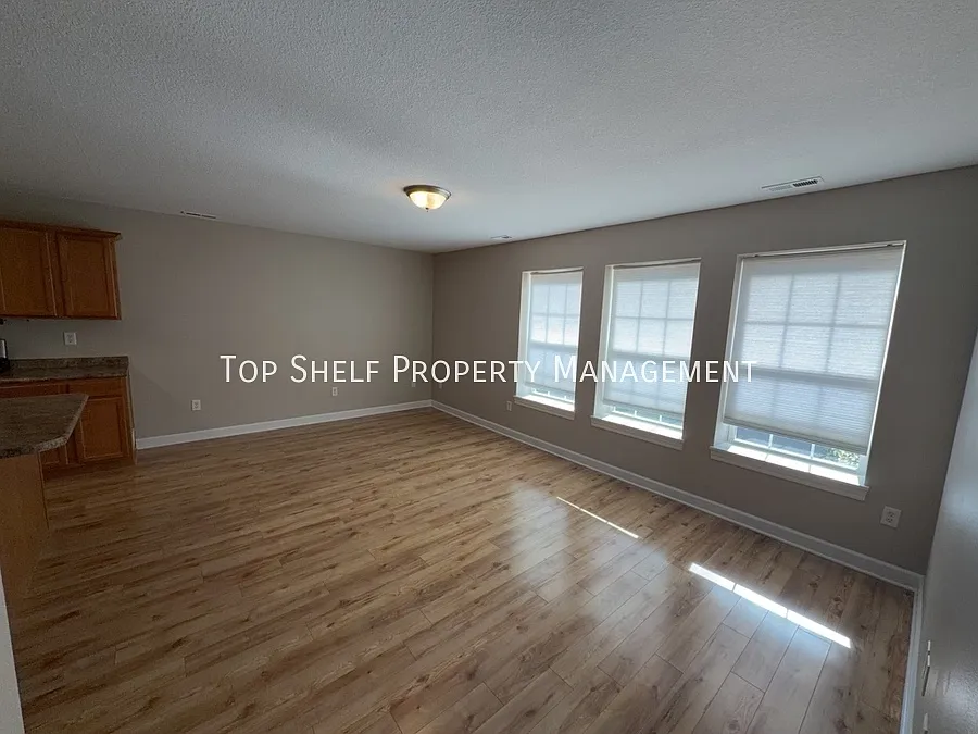 Building Photo - 386 NE Satinwood