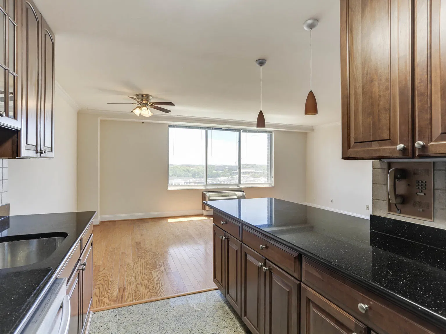 2 bed, 1036 sqft, $2,100 — Photo 3