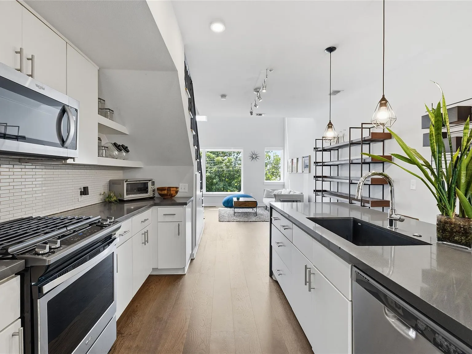 1 bed, 1.5 bath, 1033 sqft, $2,700 — Photo 2