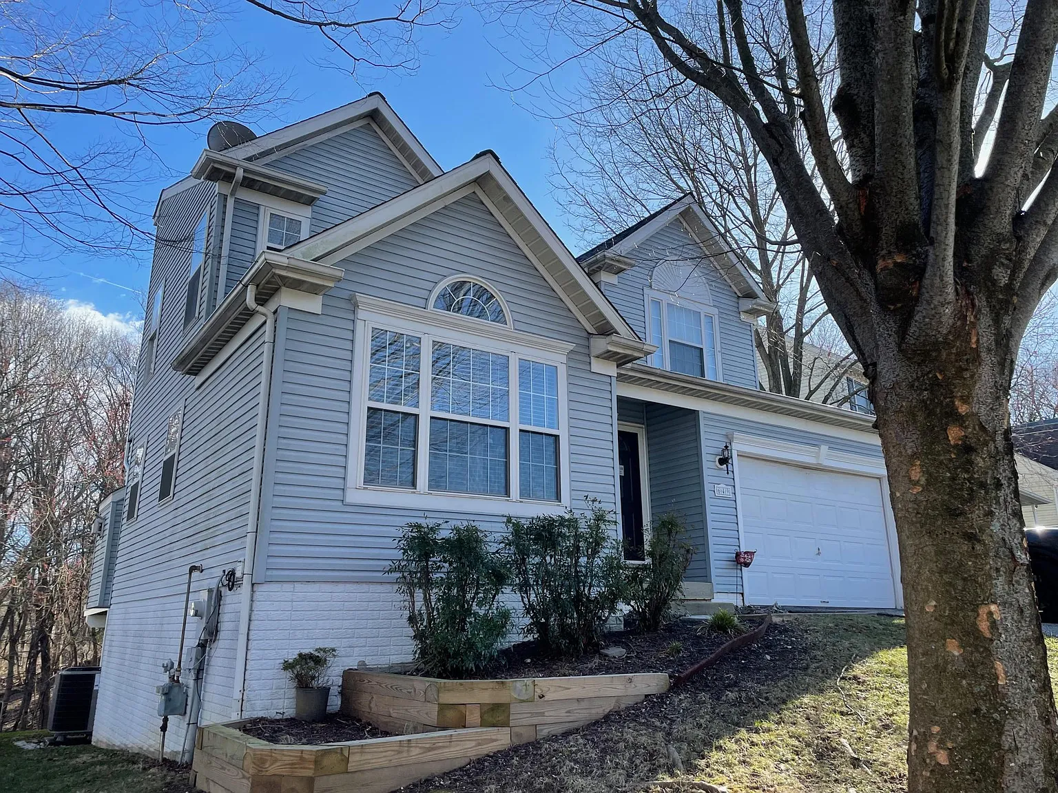 4 bed, 2400 sqft, $3,400 — Photo 2
