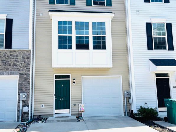 221 Queensbury Ct, White Hall, WV 26554