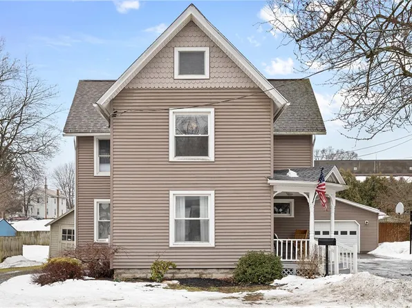 11 Gaylord St, Sodus, NY 14551