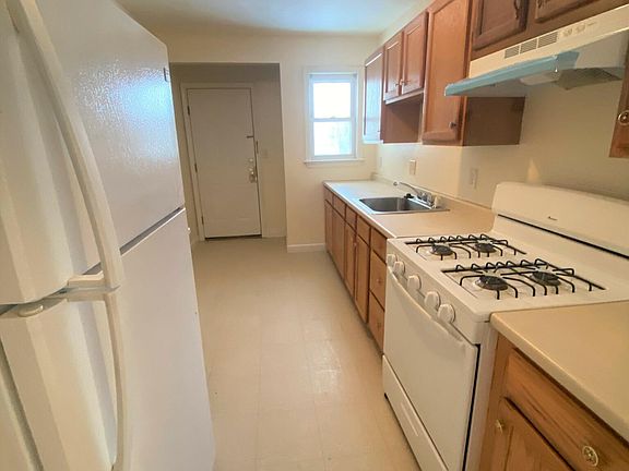 3rd image of 32 Ebbett Ave #4