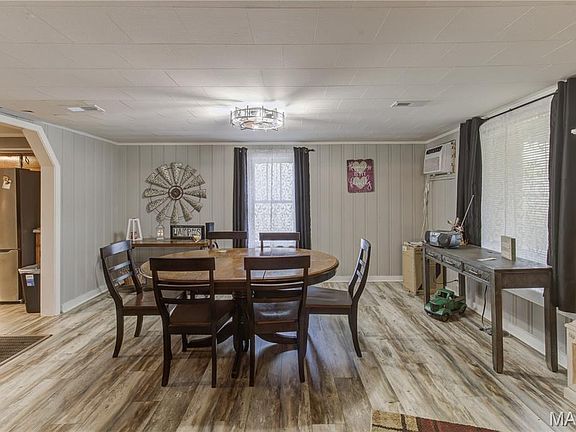 5th image of 207 S Center St