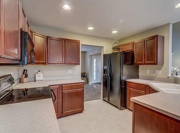 3rd image of 1135 Donner Dr