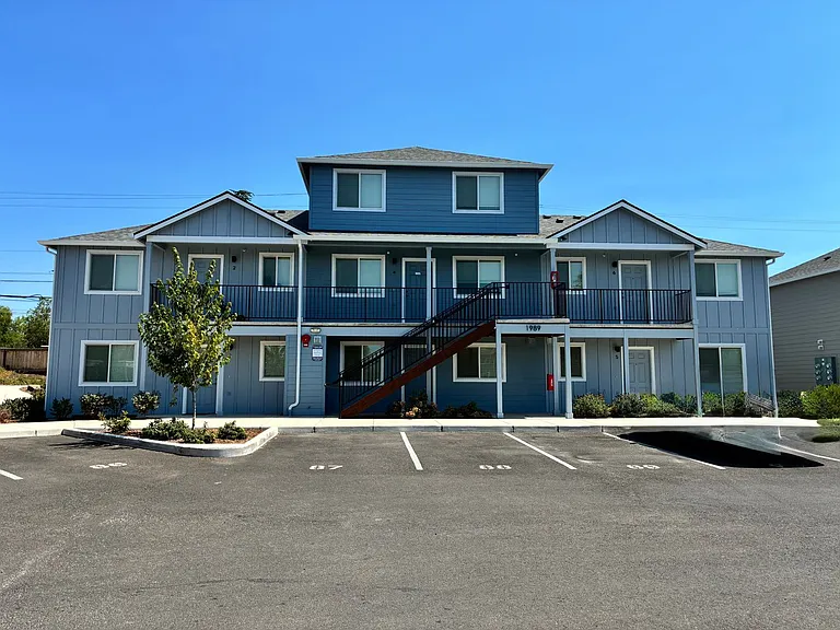 1989 Sky Way — Photo 2
