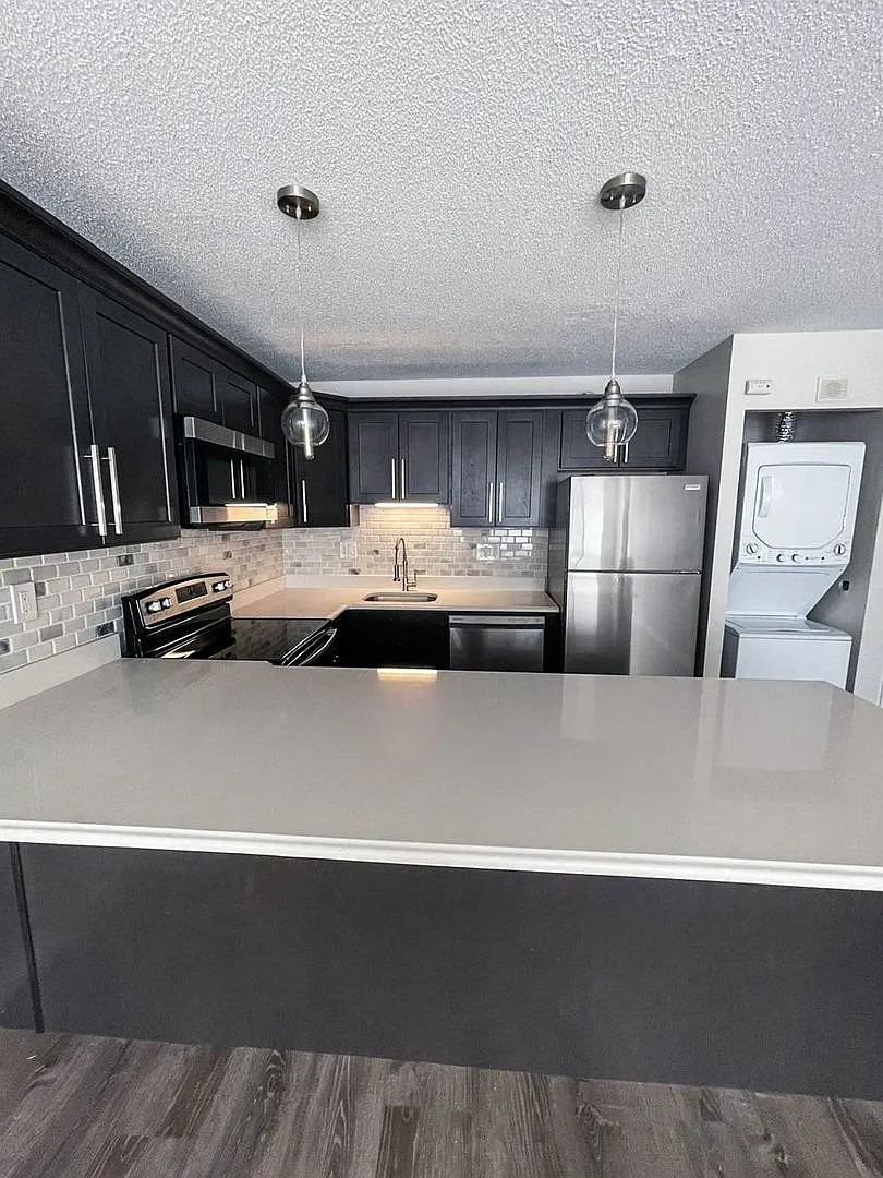 1 Bed Condo w/ Laundry and Parking — Photo 2