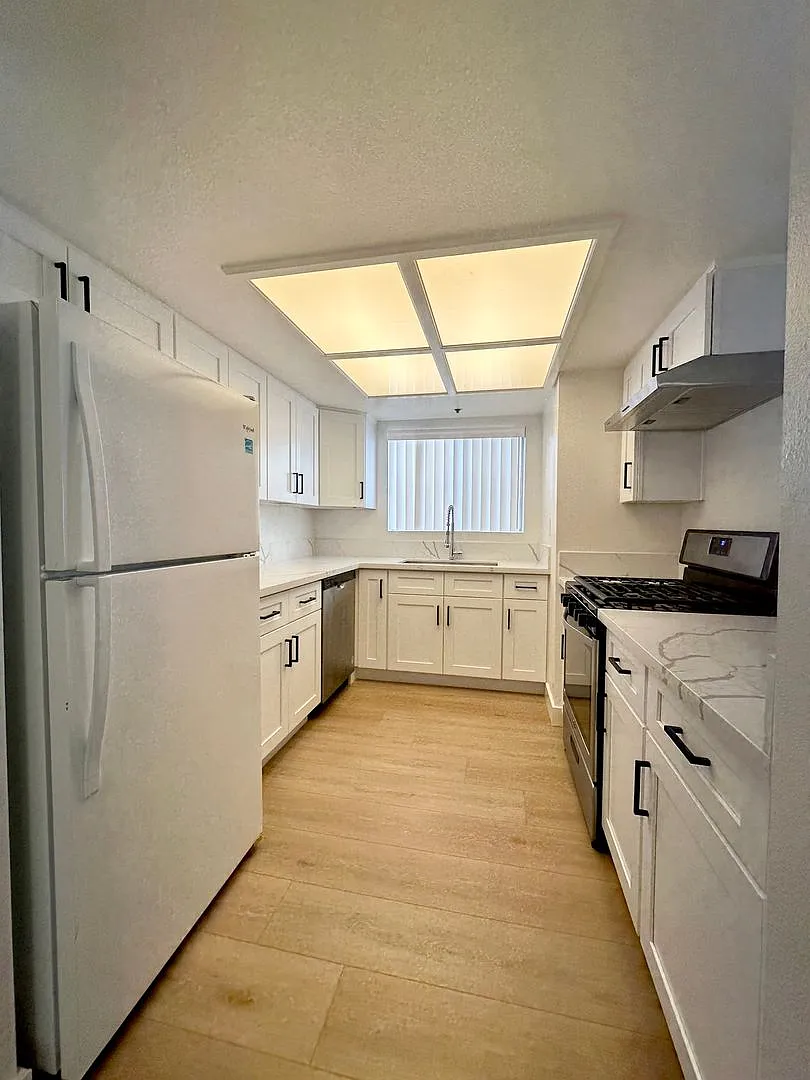328 E. Providencia Ave. — Photo 3