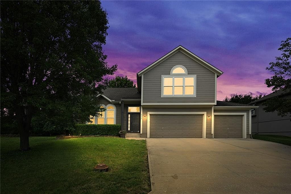 1216 SE Meridian Dr, Lees Summit, MO 64081 | Zillow