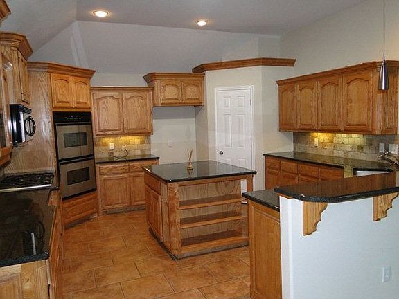 4th image of 1913 Fringewood Dr
