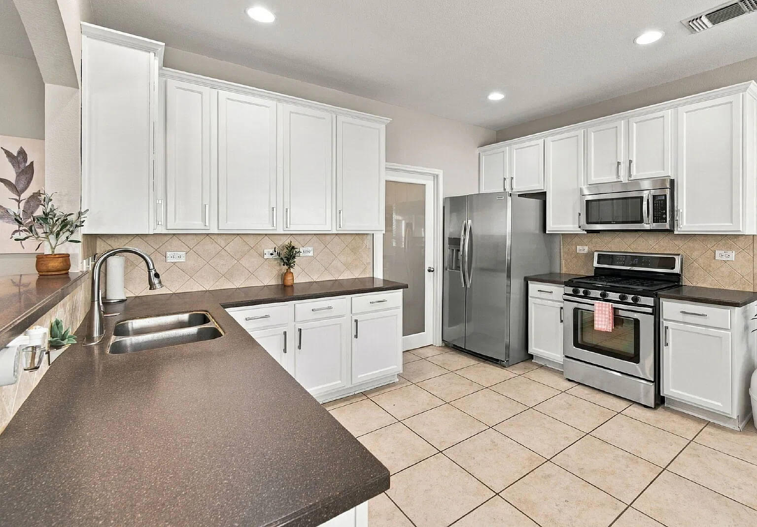 3 bed, 2.5 bath, 2010 sqft, $1,750 — Photo 3