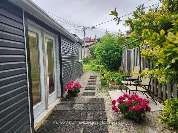 10 Moir Ave, Toronto, ON M6C 1N7