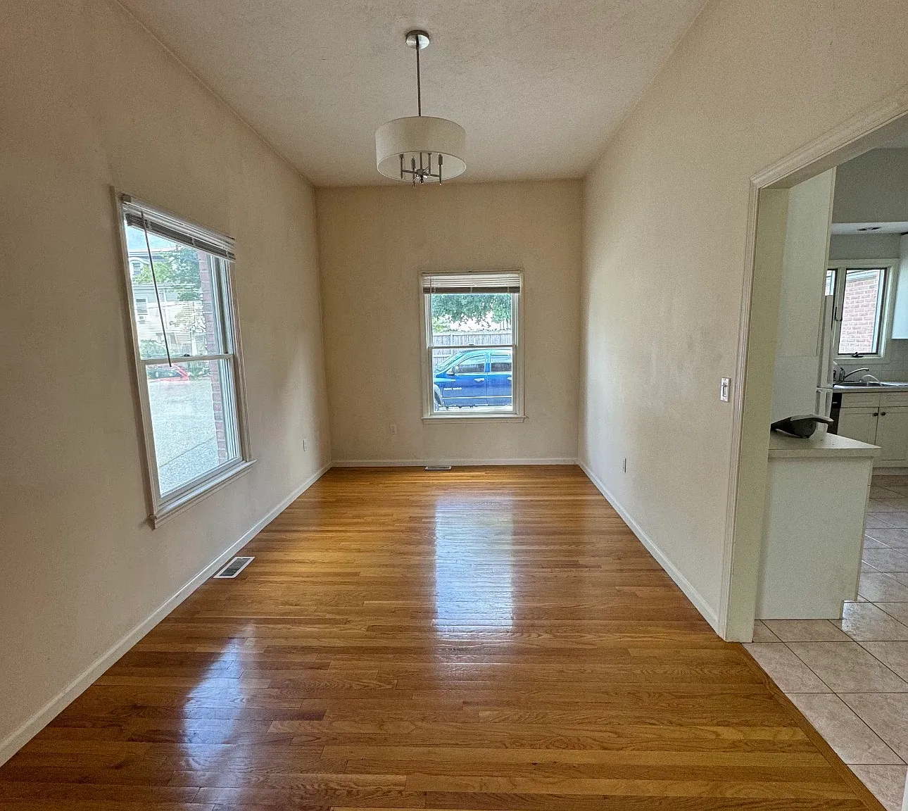 4 bed, 2325 sqft, $4,000 — Photo 2