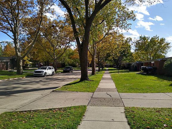 3rd image of 23081 Oak Crest Ave