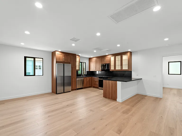 162 1/2 N Almont Dr — Photo 3