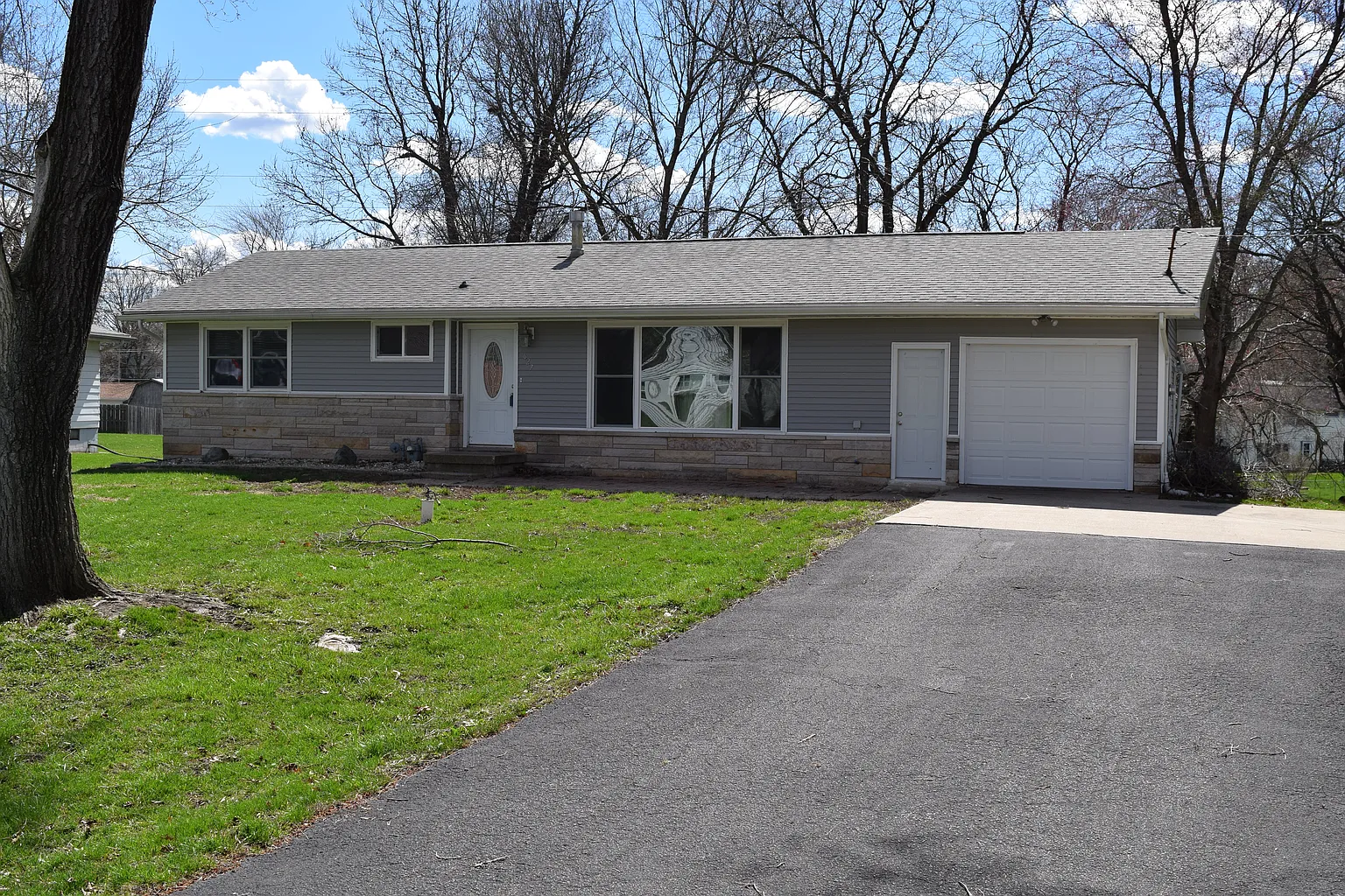 627 Sarah Dr photo 1