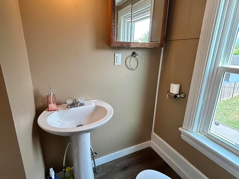 1225 Memorial Ave — Photo 13
