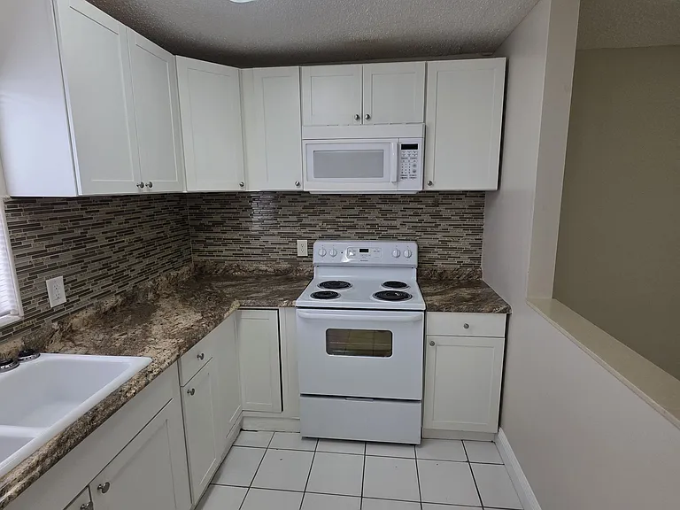 Greenbriar Apartments — Photo 14