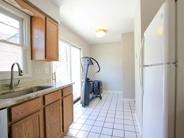 831 College Ave — Photo 2